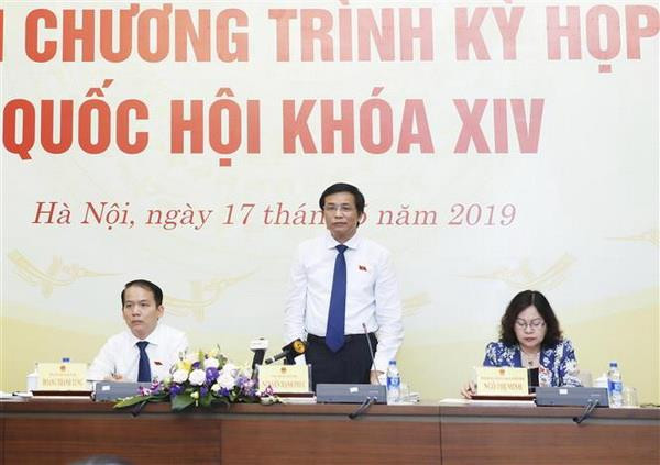 Tổng Thư ký Quốc hội, Chủ nhiệm Văn phòng Quốc hội Nguyễn Hạnh Phúc trả lời các phóng viên về chương trình Kỳ họp thứ bảy, Quốc hội khóa XIV. (Ảnh: Lâm Khánh/TTXVN) Kỳ họp thứ 7 Quốc hội khóa XIV: Tập trung cho xây dựng pháp luật ảnh 1
