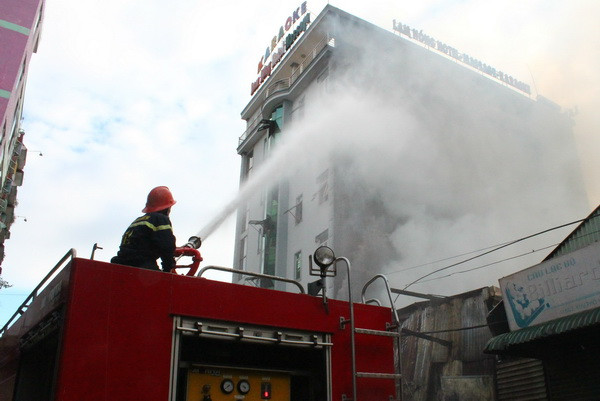 Đồng Nai: Cháy lớn khiến hàng trăm m2 kho chứa hàng bị thiêu rụi ảnh 1