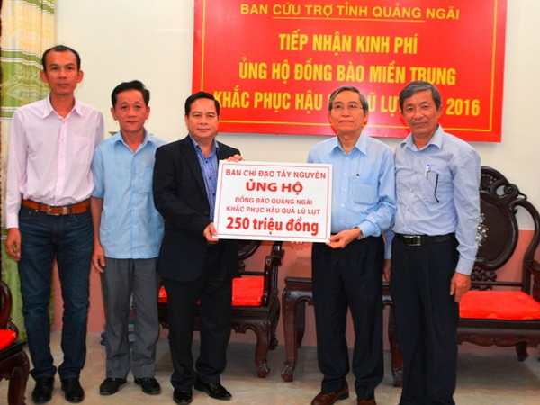 Ban chỉ đạo Tây Nguyên trao tiền hỗ trợ đồng bào vùng lũ Quảng Ngãi ảnh 1
