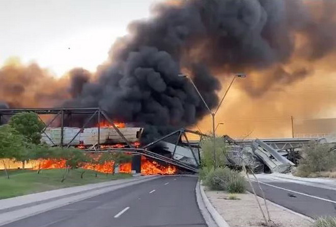 Tàu chở hàng chệch đường ray và bốc cháy nghiêm trọng tại Mỹ ảnh 1