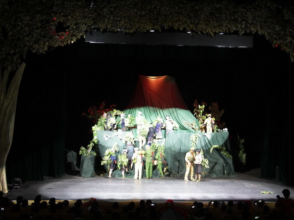 Vở kịch “Chung một chiến hào” thấm đậm tình nghĩa Lào-Việt ảnh 4