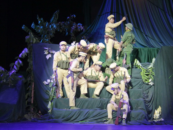 Vở kịch “Chung một chiến hào” thấm đậm tình nghĩa Lào-Việt ảnh 1