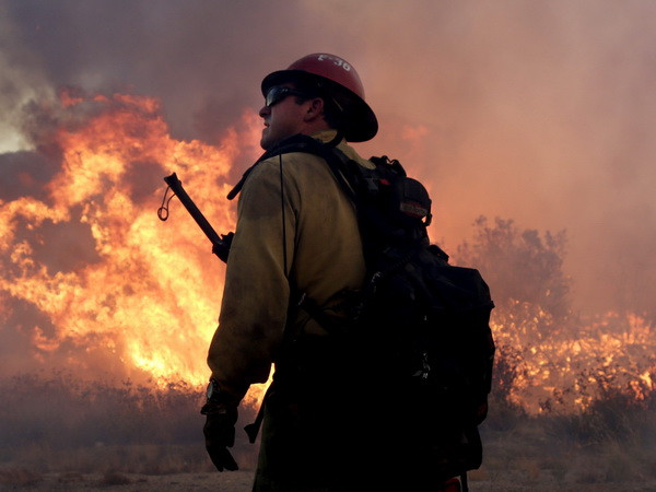 Cháy rừng tại Mỹ tạo thành "lốc lửa," đe dọa hơn 82.000 người ảnh 1