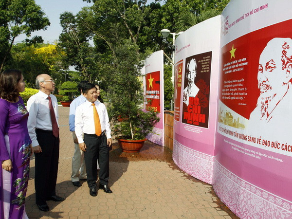 Trưng bày 100 tranh cổ động dịp kỷ niệm giải phóng miền Nam ảnh 1