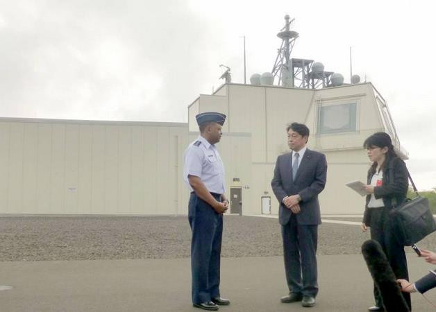Bộ trưởng Quốc phòng Itsunori Onodera (giữa) thăm một cơ sở thử nghiệm Aegis Ashore của Mỹ trên đảo Kauai của Hawaii. (Nguồn: Kyodo) Mỹ-Nhật phát triển hệ thống radar mới cho tàu chiến trang bị Aegis ảnh 1