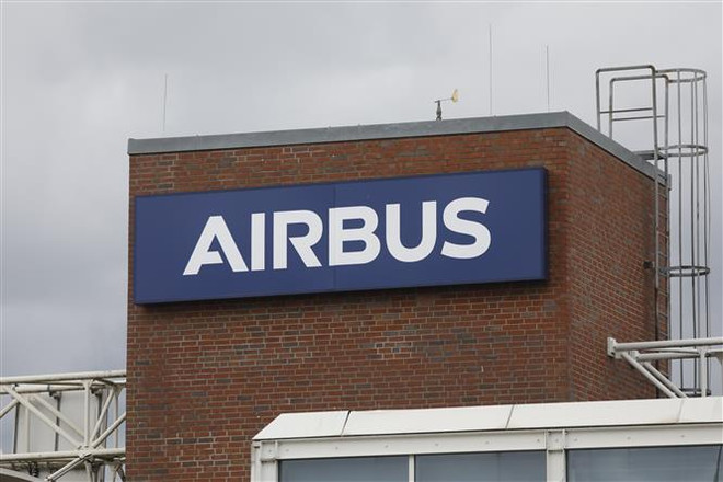 Biểu tượng Airbus tại nhà máy ở Hamburg, Đức. (Ảnh: AFP/TTXVN) Nhà sản xuất máy bay Airbus hoan nghênh thỏa thuận 'đình chiến' Mỹ-EU ảnh 1