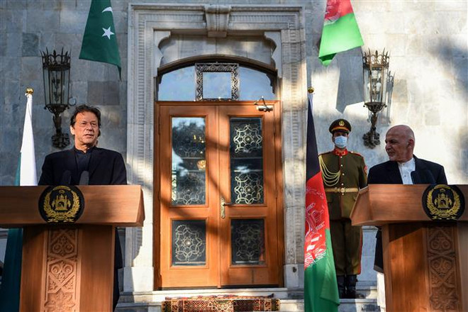 Tổng thống Afghanistan Ashraf Ghani (phải) trong cuộc họp báo chung với Thủ tướng Pakistan Imran Khan đang ở thăm Kabul. (Ảnh: AFP/TTXVN) Pakistan ủng hộ tiến trình hòa bình toàn diện tại Afghanistan ảnh 1