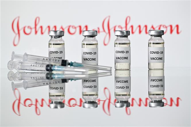 Vắcxin ngừa COVID-19 của Johnson & Johnson. (Ảnh: AFP/TTXVN) Nhiều nước ráo riết thúc đẩy kế hoạch đặt mua vắcxin COVID-19 ảnh 2