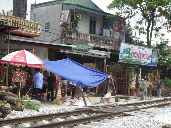 Va chạm với tàu hỏa khi sang đường, hai người thiệt mạng ảnh 1