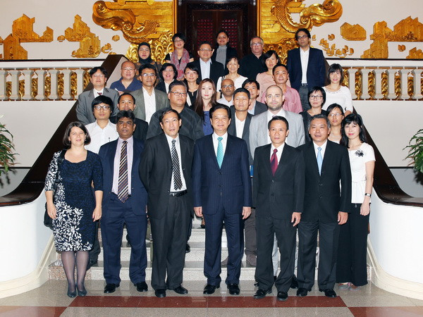 Thủ tướng tiếp các nhà báo dự Hội nghị mạng thông tin châu Á ảnh 1