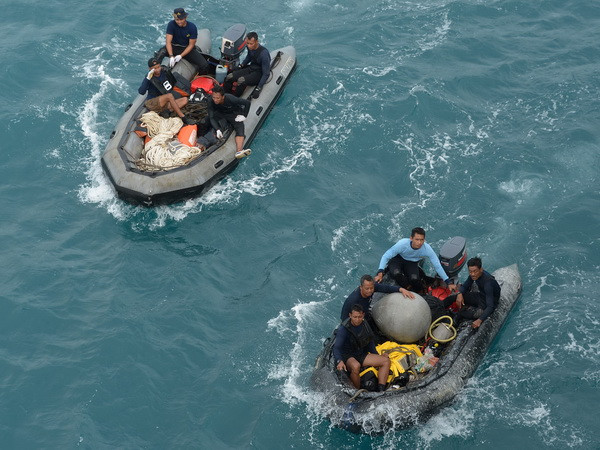 Thấy tín hiệu "ping" khi tìm hộp đen của máy bay QZ8501 ảnh 1