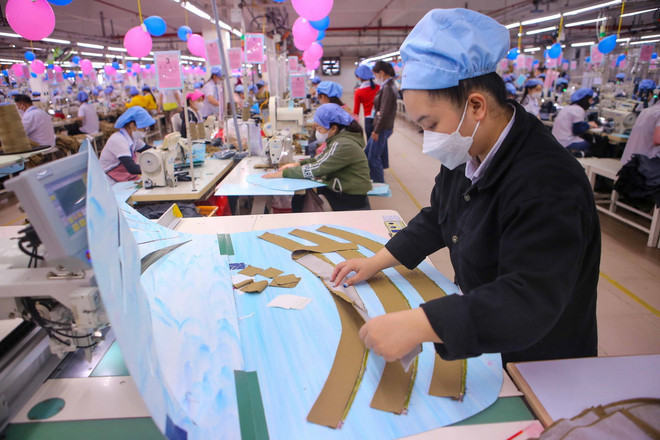 Công nhân sản xuất hàng may mặc tại Công ty Cổ phần Dệt May 29/3, thành phố Đà Nẵng. (Ảnh: Trần Lê Lâm/TTXVN) ttxvn_det may5.jpg
