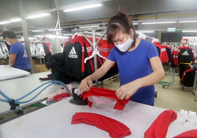 May hàng xuất khẩu tại Nhà máy May TNG Đại Từ, tỉnh Thái Nguyên thuộc Công ty cổ phần Đầu tư và Thương mại TNG. (Ảnh: Trần Việt/TTXVN) ttxvn_det may6.jpg