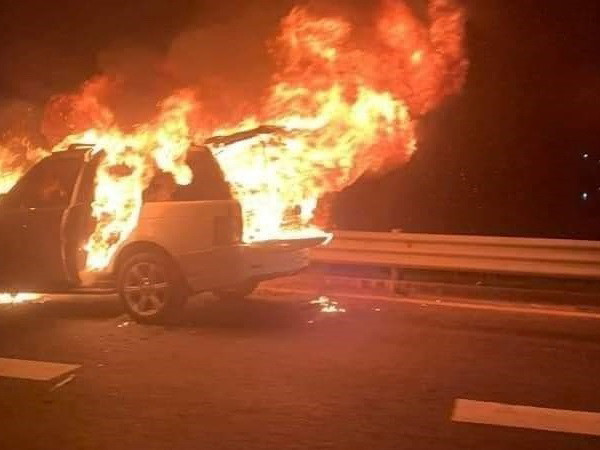 Quảng Ninh: Xe Ranger Rover bốc cháy, 3 người nước ngoài thoát nạn ảnh 1