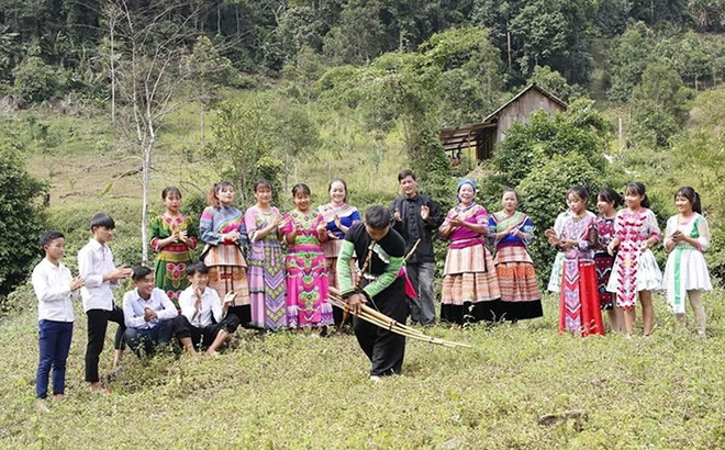 Tiết mục múa khèn của người Mông thôn Bản Tát, xã Nà Hẩu, huyện Văn Yên, tỉnh Yên Bái. (Ảnh: Việt Dũng/TTXVN) Nghệ thuật khèn của người Mông là Di sản Văn hóa Phi vật thể ảnh 1