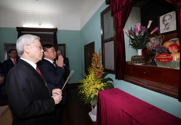 Tổng Bí thư Nguyễn Phú Trọng dâng hương tưởng niệm Bác Hồ ảnh 1