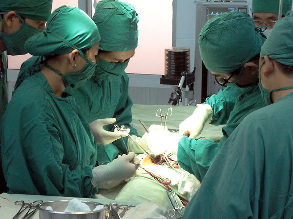 Nối thành công dương vật bị đứt cho nạn nhân tai nạn giao thông ảnh 1