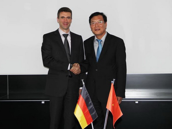 Bộ trưởng Phạm Vũ Luận và Quốc vụ khanh Bộ Giáo dục và Nghiên cứu liên bang Đức Stefan Müller. (Ảnh: Mạnh Hùng/Vietnam+) Bộ trưởng Giáo dục và Đào tạo Phạm Vũ Luận làm việc tại Đức ảnh 1