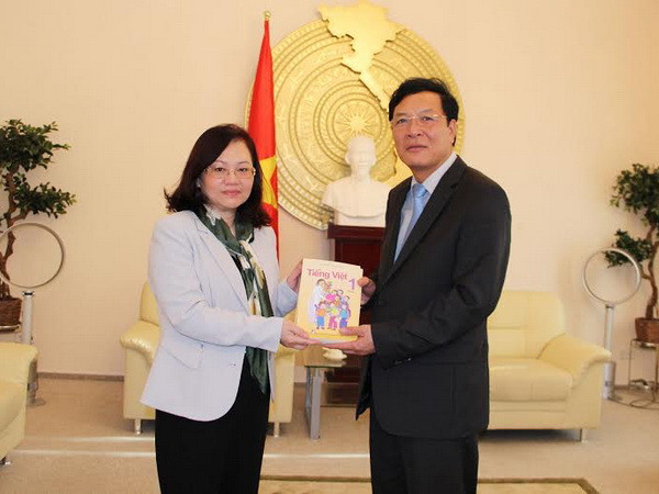 Bộ trưởng Phạm Vũ Luận trao tập sách tiếng Việt cho Đại sứ Việt Nam tại Đức Nguyễn Thị Hoàng Anh. (Ảnh: Mạnh Hùng/Vietnam+) Bộ trưởng Giáo dục và Đào tạo Phạm Vũ Luận làm việc tại Đức ảnh 3