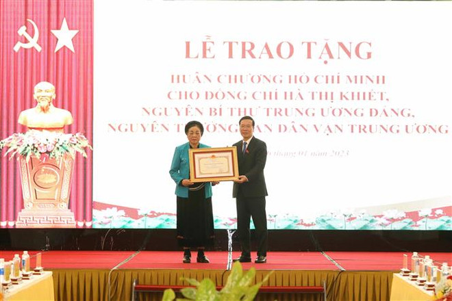 Ủy viên Bộ Chính trị, Thường trực Ban Bí thư Võ Văn Thưởng trao Huân chương Hồ Chí Minh cho Nguyên Trưởng Ban Dân vận Trung ương Hà Thị Khiết. (Ảnh: Phương Hoa/TTXVN) 'Công tác dân vận phải bám sát cơ sở, tạo niềm tin trong dân' ảnh 3
