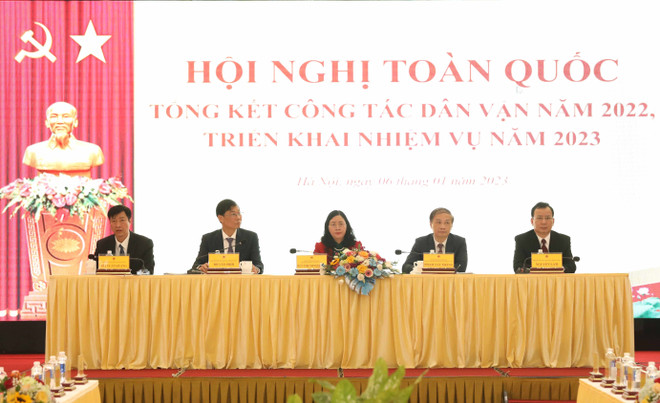 Các lãnh đạo Ban Dân vận chủ trì hội nghị. (Ảnh: Phương Hoa/TTXVN) 'Công tác dân vận phải bám sát cơ sở, tạo niềm tin trong dân' ảnh 1