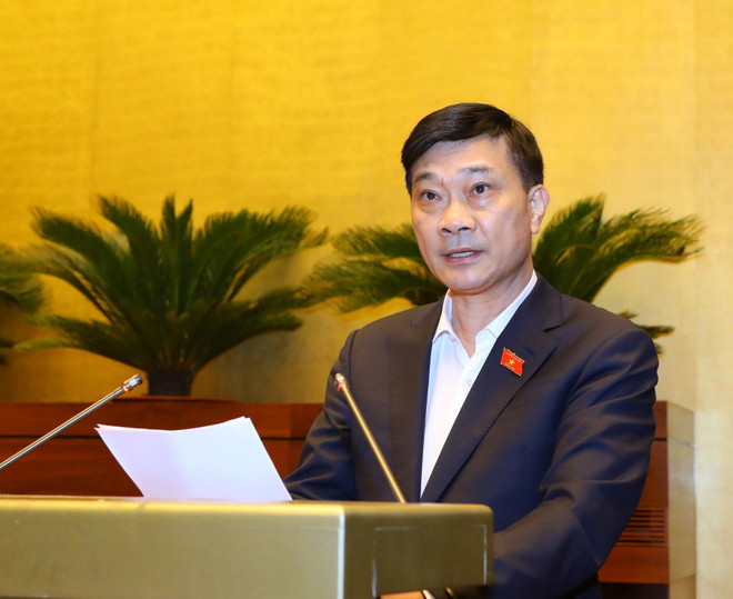 Chủ nhiệm Ủy ban Kinh tế của Quốc hội Vũ Hồng Thanh trình bày Báo cáo thẩm tra về dự án Luật sửa đổi, bổ sung một số điều của Luật Thống kê. (Ảnh: Văn Điệp/TTXVN) Đưa đất nước tiến lên trên con đường đổi mới, hội nhập và phát triển ảnh 6