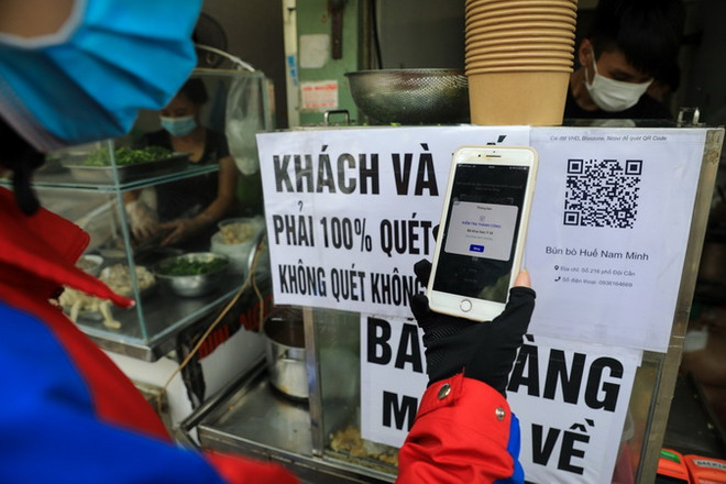Quét mã QR-code khai báo y tế dù đến bất cứ địa điểm nào là rất cần thiết trong công tác truy vết về sau. (Ảnh: Tuấn Anh/TTXVN) Đã có 40 tỉnh, thành phố xác định, công bố cấp độ dịch ảnh 1