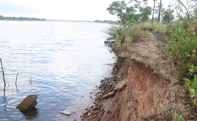 Quảng Trị: Sạt lở bờ sông ngày càng trầm trọng trong mùa mưa lũ ảnh 1