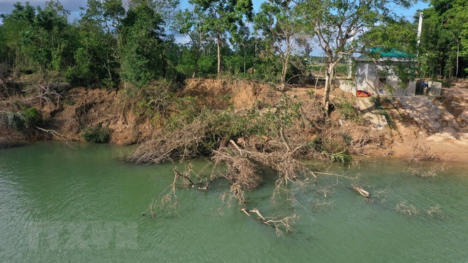 Quảng Trị: Sạt lở bờ sông ngày càng trầm trọng trong mùa mưa lũ ảnh 2