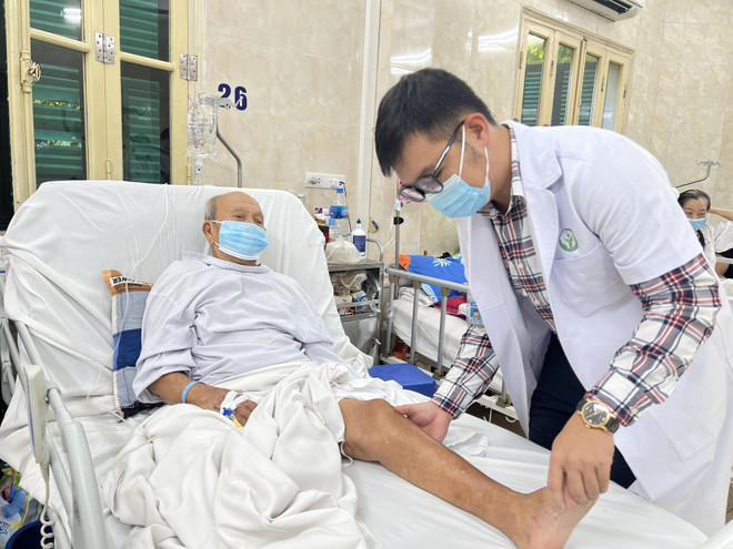 Phẫu thuật ít xâm lấn thành công cho cụ 100 tuổi bị gãy xương đùi trái ảnh 1