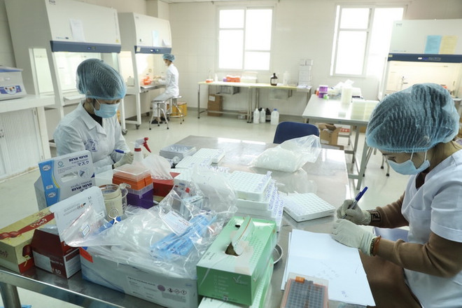 Nhân viên làm xét nghiệm COVID-19. (Ảnh: Minh Quyết/TTXVN) Hải Dương: Lấy mẫu xét nghiệm 1.500 công nhân ở các doanh nghiệp ảnh 1