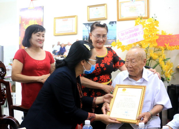 Phó Chủ tịch UBND tỉnh Vĩnh Long Nguyễn Thị Quyên Thanh đã trao thiếp mừng thọ 100 tuổi của Chủ tịch nước cho cụ ông Võ Văn Phụng. (Ảnh: Lê Thúy Hằng/TTXVN) Chăm sóc người cao tuổi là trách nhiệm của toàn xã hội ảnh 2