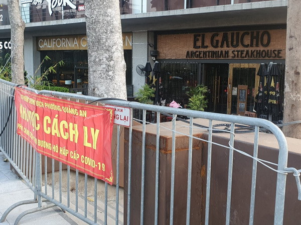 Khách sạn Somerset West Point (Tây Hồ, Hà Nội) đang được khoanh vùng để điều tra. (Nguồn: baotintuc.vn) Hà Nội triển khai phòng, chống dịch liên quan đến bệnh nhân người Nhật ảnh 1