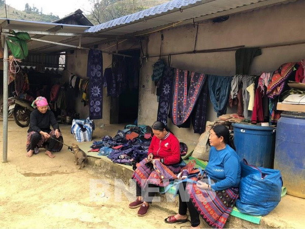 Bản Pà Cò 1, là một trong những bản còn duy trì và phát triển làng nghề dệt thổ cẩm truyền thống của người Mông. (Ảnh: Thúy Hiền/Bnews/TTXVN/Vietnam+) Hòa Bình: Bản Pà Cò thu hút khách du lịch với 4 mùa trong ngày ảnh 2