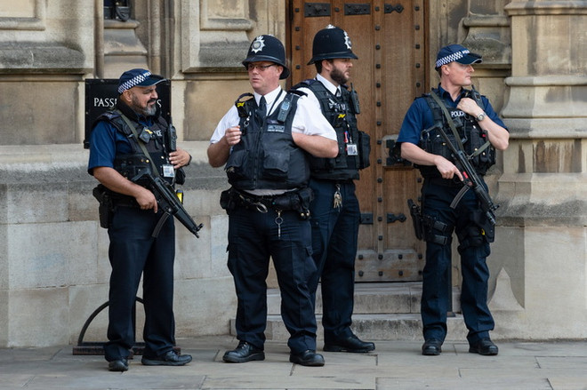 Cảnh sát Anh bắt giữ một đối tượng 16 tuổi liên quan đến khủng bố ảnh 1