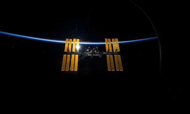 (Nguồn: NASA) Trạm Vũ trụ Quốc tế gặp sự cố do va chạm với thiên thạch ảnh 1