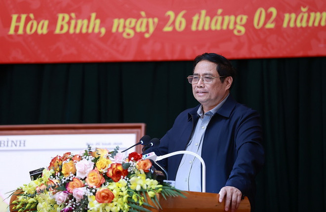 Thủ tướng Phạm Minh Chính phát biểu kết luận buổi làm việc với lãnh đạo chủ chốt tỉnh Hòa Bình. (Ảnh: Dương Giang/TTXVN) Thủ tướng: Huy động mọi nguồn lực để thúc đẩy Hòa Bình phát triển ảnh 1