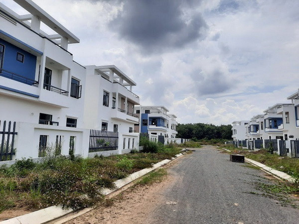 Hàng loạt biệt thự, nhà liền kế do Công ty cổ phần Đầu tư LDG xây dựng trái phép tại huyện Trảng Bom. (Ảnh: Công Phong/TTXVN) Đồng Nai: Công an vào cuộc vụ xây không phép gần 500 căn nhà ảnh 1