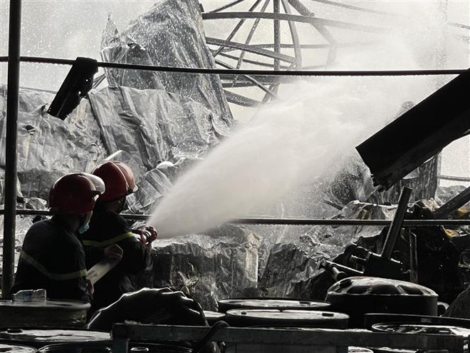 Bình Dương: Cháy Công ty Sơn TOA trong Khu công nghiệp Tân Đông Hiệp B ảnh 1