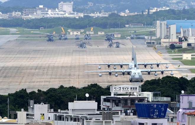 Căn cứ không quân Futenma của Lực lượng Lính thủy đánh bộ Mỹ tại Ginowan, tỉnh Okinawa, Nhật Bản. (Ảnh: AFP/TTXVN) Thủ tướng Nhật công du Mỹ: Dấu hiệu của 'thời kỳ trăng mật' mới ảnh 2