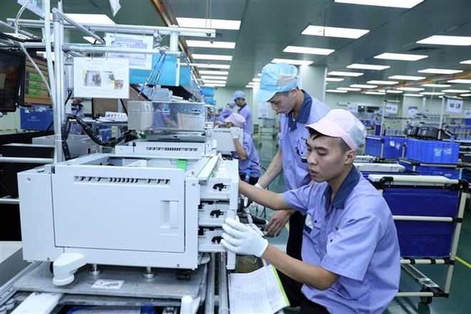 Một dây chuyền sản xuất linh kiện điện tử cho máy văn phòng. (Ảnh: Danh Lam/TTXVN) Kinh tế Việt Nam tăng trưởng nhờ vai trò trong chuỗi cung ứng toàn cầu ảnh 1