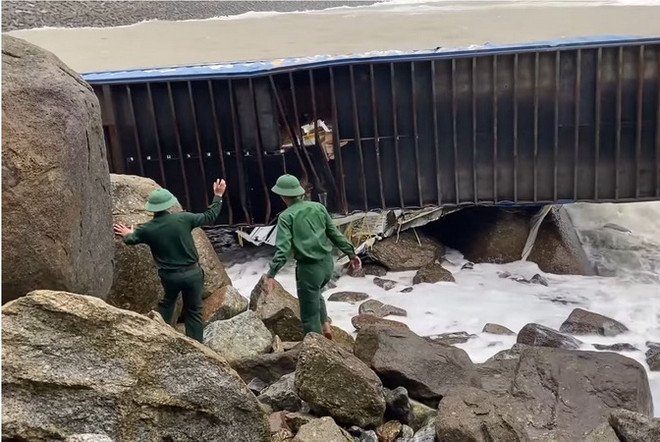 Quảng Ngãi: Phát hiện 3 container loại 40feet trôi dạt vào bờ biển ảnh 1