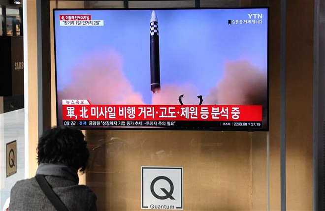 Truyền thông Hàn Quốc tại Seoul đưa tin về vụ phóng tên lửa của Triều Tiên. (Ảnh: AFP/TTXVN) Hàn Quốc, Nhật Bản lên án loạt vụ phóng tên lửa của Triều Tiên ảnh 1