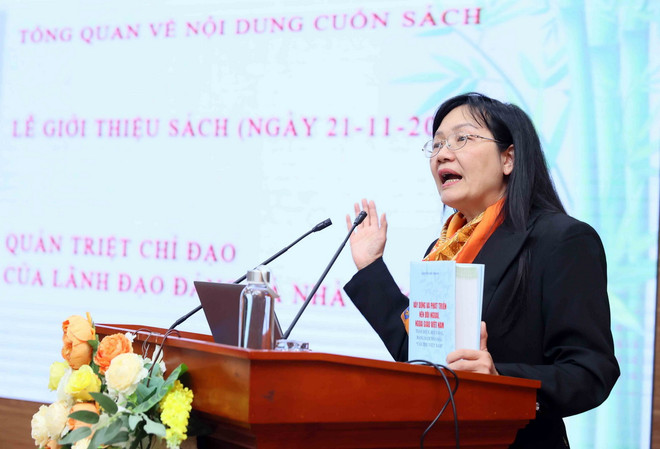 Đại sứ, Tiến sỹ Phạm Lan Dung, Quyền Giám đốc Học viện Ngoại giao (Bộ Ngoại giao) giới thiệu nội dung cuốn sách "Xây dựng và phát triển nền đối ngoại, ngoại giao Việt Nam toàn diện, hiện đại, mang đậm bản sắc "cây tre Việt Nam." (Ảnh: An Đăng/TTXVN) ttxvn_2802_sach của tong bi thu (4).jpg