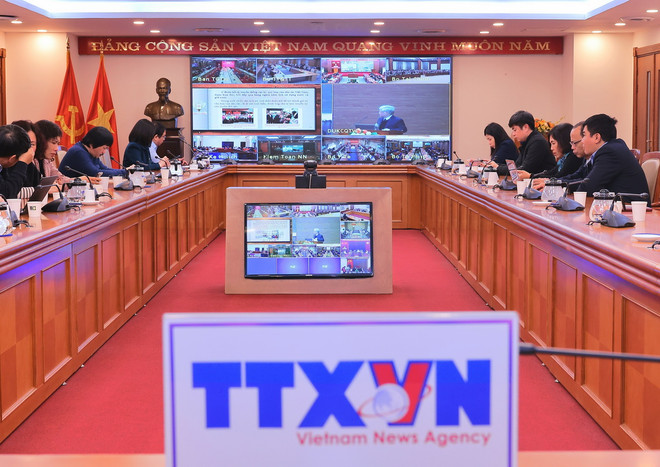 Quang cảnh hội nghị tại điểm cầu Thông tấn xã Việt Nam. (Ảnh: Hoàng Hiếu/TTXVN) ttxvn_2802_sach của tong bi thu (3).jpg