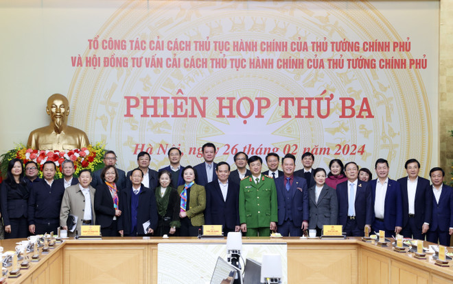 Phó Thủ tướng Trần Lưu Quang và các thành viên Tổ công tác Cải cách thủ tục hành chính của Thủ tướng Chính phủ và Hội đồng Tư vấn cải cách thủ tục hành chính của Thủ tướng Chính phủ. (Ảnh: Lâm Khánh/TTXVN) ttxvn_2802_tran luu quang.jpg