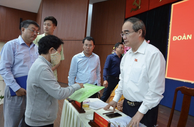 Ông Nguyễn Thiện Nhân tiếp nhận đơn thư phản ánh của cử tri. (Ảnh: Thu Hương/TTXVN) TP.HCM: Tiếp tục đẩy mạnh phòng chống tham nhũng, lãng phí, sai phạm ảnh 1