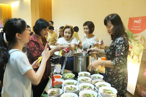 Món phở tại gian hàng của Việt Nam thu hút sự quan tâm của thực khách. (Ảnh: Hải Ngọc/Vietnam+) ASEAN tổ chức Lễ hội ẩm thực gây quỹ hỗ trợ trẻ em nghèo vượt khó ảnh 1