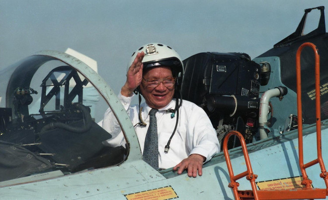 Chủ tịch nước Lê Đức Anh lên buồng lái máy bay chiến đấu Su-27 trong chuyến thăm Trung đoàn Không quân 937, Quân chủng Không quân Việt Nam, ngày 1/5/1996. (Ảnh: Cao Phong/TTXVN) Đại tướng Lê Đức Anh - Người con ưu tú của quê hương Thừa Thiên-Huế ảnh 2