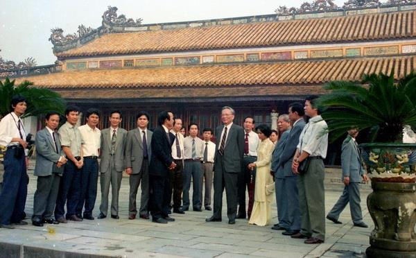 Chủ tịch nước Lê Đức Anh tham quan Điện Thái Hòa (Huế), tháng 3/1995. (Ảnh: Cao Phong/TTXVN) Đại tướng Lê Đức Anh - Người con ưu tú của quê hương Thừa Thiên-Huế ảnh 1